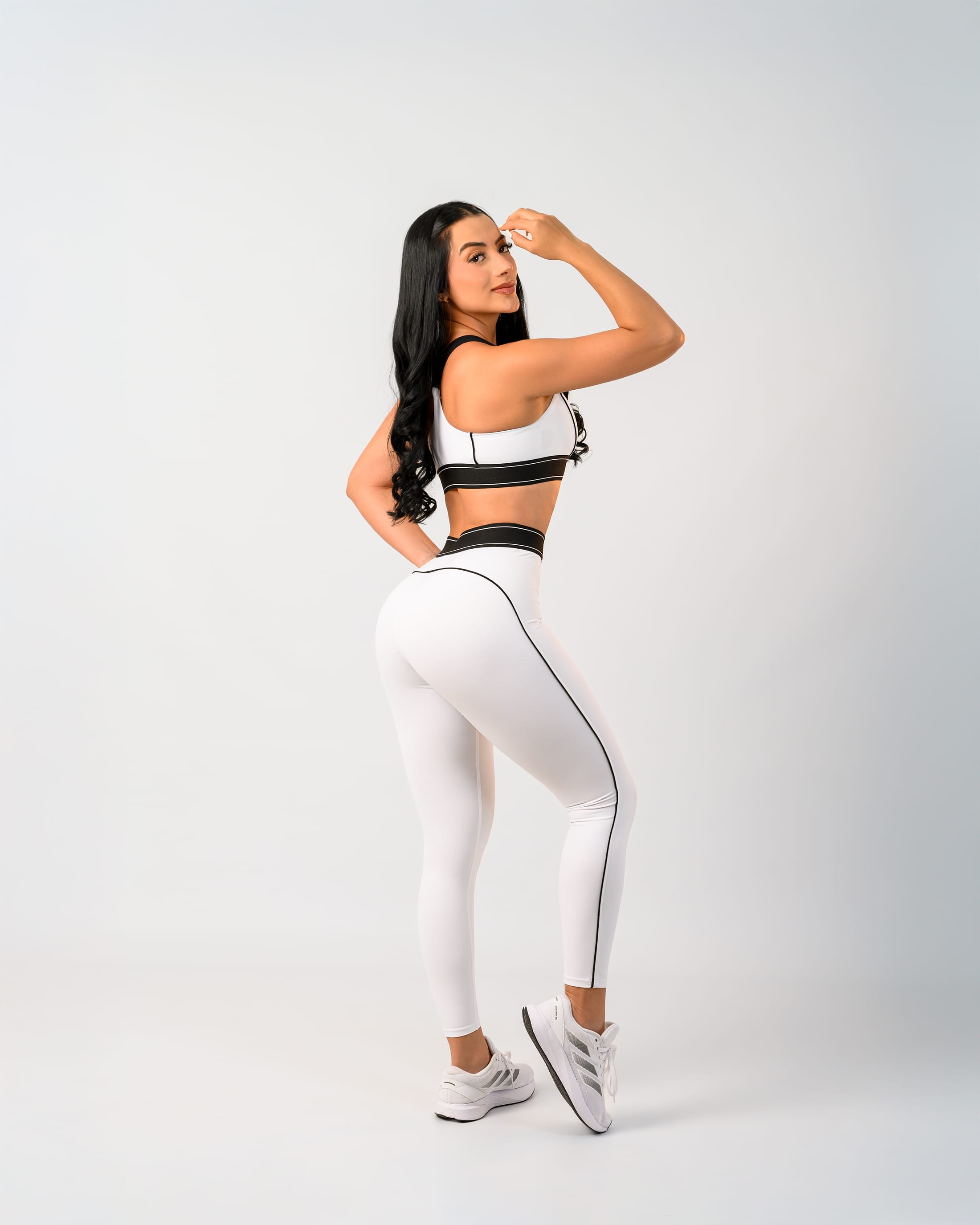 Mujer usando un set deportivo blanco de LP Activewear